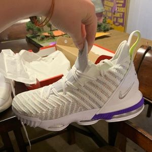 Lebron 16 (buzz light year)